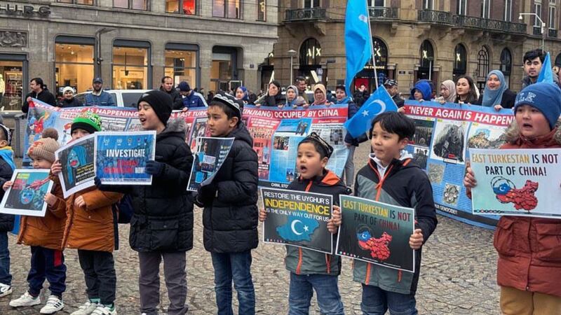 گوللاندىيە دام مەيدانىدا ئۇيغۇر پەرزەنتلىرى نامايىش قىلىۋاتقان كۆرۈنۈش. 2024-يىلى 4-فېۋرال، ئامستېردام