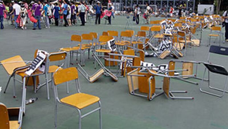 hk_aiweiwei_chairs305.jpg