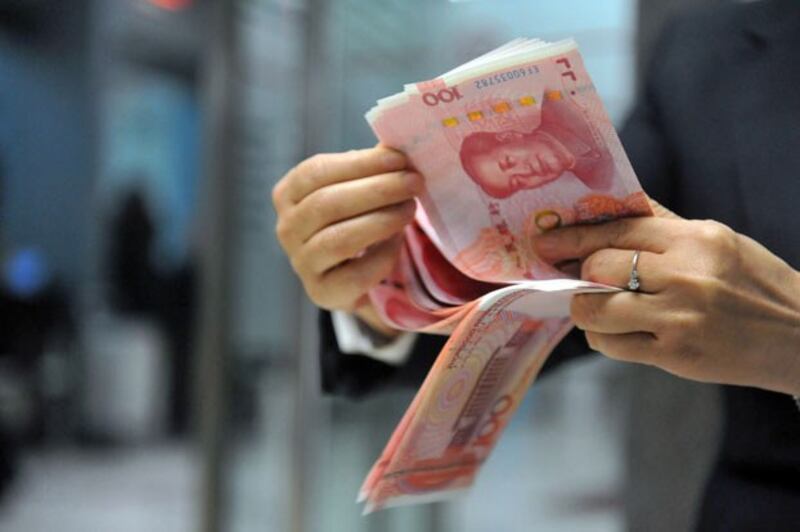 Một nhân viên ngân hàng ở Hangzhou, Trung Quốc đang đếm tiền Nhân Dân Tệ hôm 01/12/2015.
