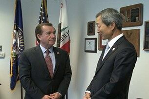 에드 로이스 연방 하원 외무 위원장이 지난 5일 자신의 사무실에서 안호영 한국 주미대사와 만나 이야기를 나누고 있다.  