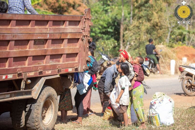 ရှမ်းပြည်နယ်တောင်ပိုင်း ဖယ်ခုံမြို့နယ်မှ စစ်ဘေးဒုက္ခသည်တချို့အား ၂ဝ၂၂ ခုနှစ် ဖေဖော်ဝါရီလ ၁၈ ရက်နေ့က ​တွေ့ရစဉ်။ (Photo: Kayan Rescue Committee -KRC)