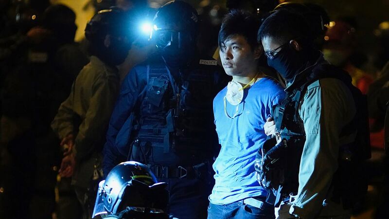 2019年11月19日，香港警方拘捕一名企图逃离香港理工大学现场的抗议者。（美联社）
