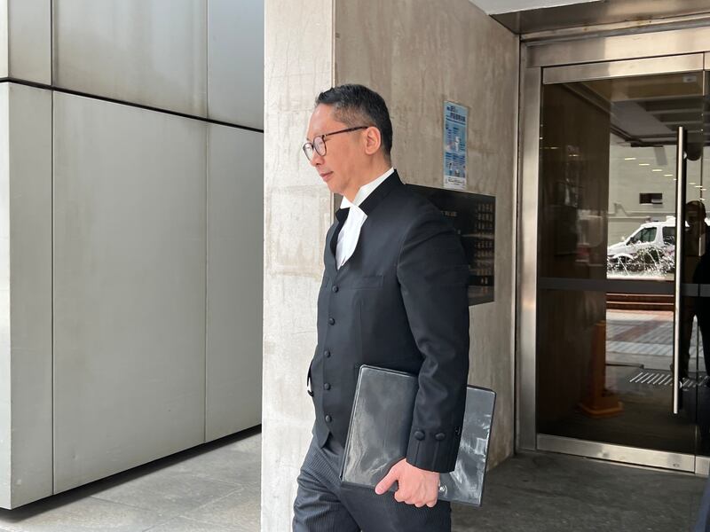 前律政司長兼資深大律師袁國強連同大律師何卓衡，代表答辯方，包括國安委、入境處長及律政司。（吳婷康 攝）