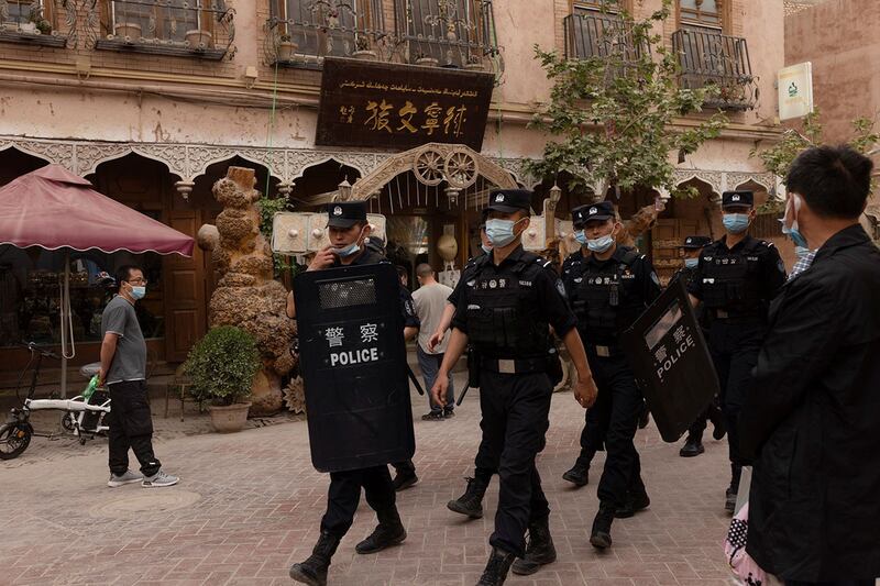 警察在中国新疆维吾尔自治区喀什老城区巡逻。（路透社）