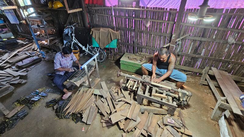 ရန်ကုန်တိုင်း၊ ဒဂုံဆိပ်ကမ်းမြို့နယ်၊ (၆၉) ရပ်ကွက်ရှိ ဦးအေးဝင်း၏ နေအိမ်တွင် ပတ္တလား ထုတ်လုပ်နေကြသည်ကို ၂၀၂၃ ခုနှစ်၊ နိုဝင်ဘာလ ၁ ရက်နေ့က တွေ့ရစဉ်။