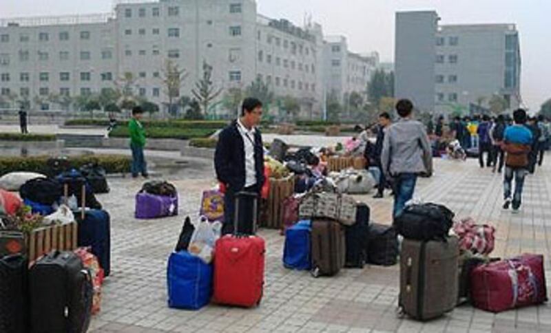 9月25日,富士康在早上安排多部大卡車,將數千名從河南廠房調過來的員工遣返回河南。 (員工小趙提供)