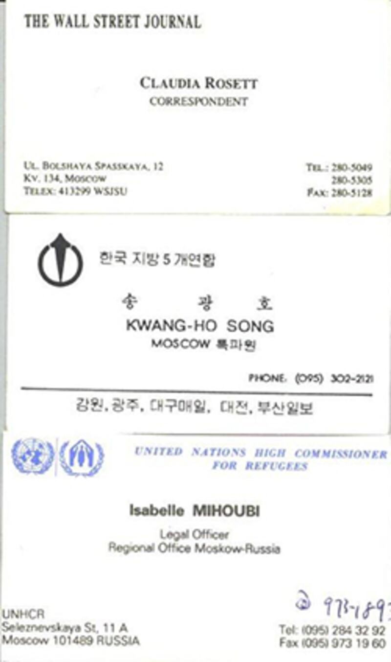 러시아 벌목의 유엔 난민 인정에 도움을 줬던 송광호 전 모스크바 특파원 명함(가운데)과 월 스트리트 저널 모스크바 특파원 이었던 클라우디아 로젯의 명함(위), 그리고 모스크바 유엔 난민국 담당자였던 이사벨 미호우비의 명함(아래).