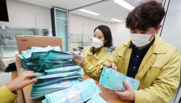 성동구청 직원들이 '성동돌봄센터'를 방문하여 방문요양보호사에게 지원할 마스크를 전달하고 있다.