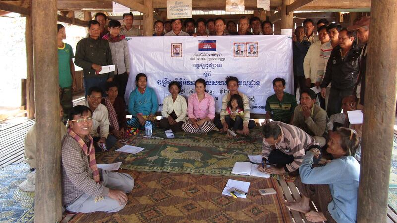លោក នាង សុវ៉ាត (អង្គុយឆ្វេង) ក្នុងពេលលោកផ្សព្វផ្សាយអំពីការពង្រឹងសិទ្ធិអំណាចដល់សហគមន៍មូលដ្ឋាន សម្រាប់ពលរដ្ឋនៅក្នុងភូមិគរ ឃុំចាន់មូល ស្រុកមេមត់ ខេត្តត្បូង នៅថ្ងៃទី៩ ខែកុម្ភៈ ឆ្នាំ២០១៦។