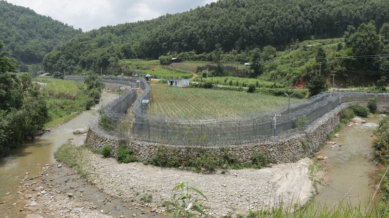 မိုင်ဂျာယန်မြို့အနီး တရုတ်-မြန်မာနယ်စပ် ခြံစည်းရိုးနားရှိ ကျေးရွာများကို ၂၀၂၂ ခုနှစ် မေ ၂၈ ရက်နေ့က တွေ့ရစဥ် (Photo: RFA)