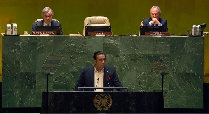 ب د ت نىڭ نيۇ-يورك شەھىرىدىكى باش شتابىدا چاقىرىلغان 2023-يىللىق تۇنجى نۆۋەتلىك «خەلقئارا ئىسلام ۋەھىمىسىگە قارشى كۈرەش كۈنى» نى خاتىرىلەش مەجلىسىنىڭ رەئىسى، پاكىستاننىڭ تاشقى ئىشلار مىنىستىرى بىلاۋال بۇتتو زەردارى (Bilawal Bhutto Zardari) سۆزلىمەكتە . 2023-يىلى 15-مارت.