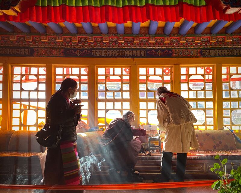 在拉萨一座佛殿见到的场景。（唯色拍摄）