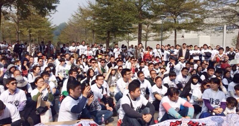 深圳佳兆業約2千名業主穿上"我要我家"T恤,1 月24日到巿民中心維權。大批防暴警察在附近戒備。(照片由維權人士提供)