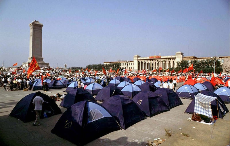1989年5月31日,天安门广场上来自香港捐献的帐篷行列。(路透社)