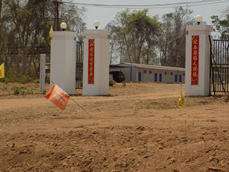 Chung cư của công nhân dự án Don Sahong dán những câu đối Tết tiếng Tàu.