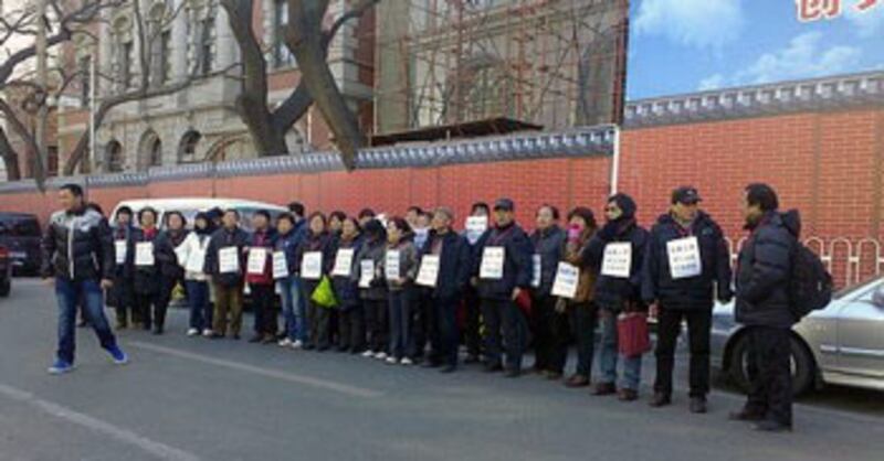 shanghai_fire_petitioners2_305.jpg
