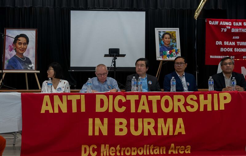 ပါမောက္ခရှောင်တာနဲလ်ရေးသားသည့် ထောင်တွင်းအတွေ့အကြုံ စာအုပ်မိတ်ဆက်ပွဲနှင့် ဒေါ်အောင်ဆန်းစုကြည်၏ ၇၉ နှစ်ပြည့် မွေးနေ့အကြိုဆုတောင်းပွဲကို အမေရိကန်ပြည်ထောင်စု မယ်ရီလန်းပြည်နယ်တွင် ၂ဝ၂၄ ခုနှစ် ဇွန်လ ၉ ရက်နေ့က ကျင်းပခဲ့စဉ်။ (Photo: RFA)