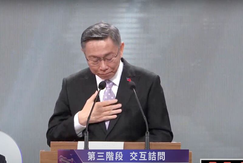 柯文哲提到有關農地違規的問題,再度哽咽。(辯論會直播畫面截圖)