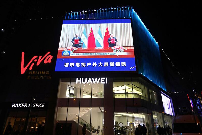 2021年12月10日,北京街头大屏幕播放中国与尼加拉瓜建交的新闻画面。(路透社)