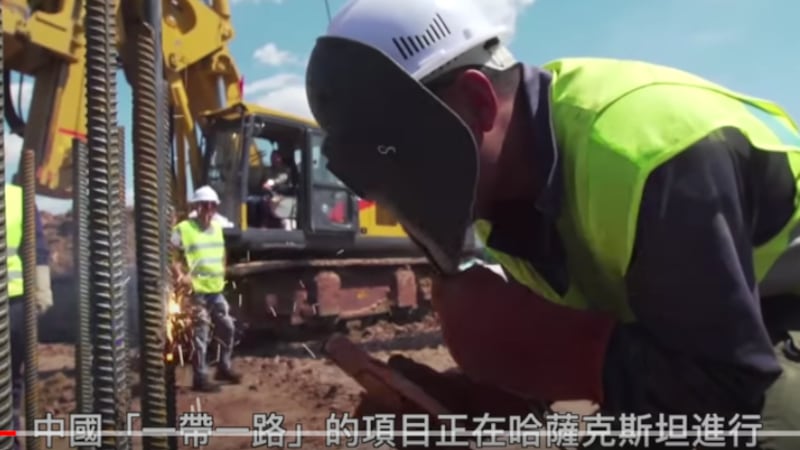 中国”一带一路”在中亚广建基础设施威胁俄罗斯在当地影响力。（视频截图）