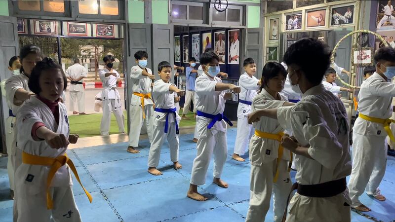ကချင်ပြည်နယ်၊ မြစ်ကြီးနားမြို့၊ ဇိုင်ဝန်ပေါင် (Zai Wunpawng) ကရာတေးကလပ်မှာ ကိုယ်ခံပညာသင်ကြားနေသူအချို့ကို ၂၀၂၃ ခုနှစ်၊ ဖေဖော်ဝါရီလ ၇ ရက်နေ့က တွေ့ရစဉ်။