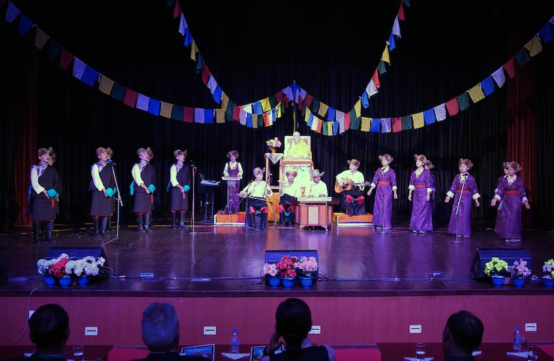 ༢༠༢༦ ལོའི་བོད་ཀྱི་ཟློས་གར་ཚོགས་པའི་དབྱར་སྐྱིད་འགྲན་བསྡུར་སྐབས་མཉམ་གཞས་འབུལ་བཞིན་པ། ༢༠༢༦།༠༨།༡༡