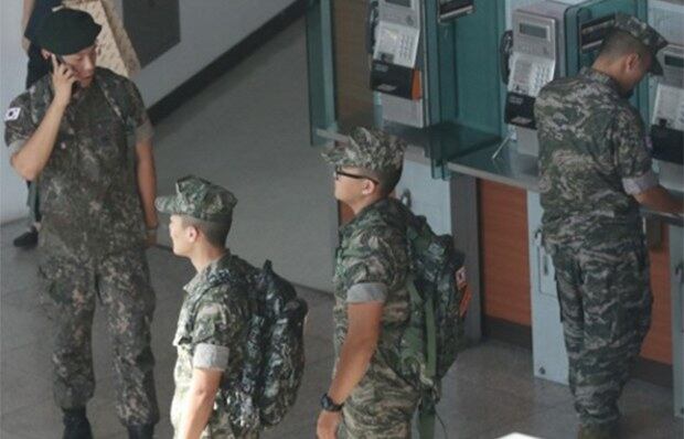 9일 오후 서울역에서 군 장병들이 이동하고 있다. 8일 북한은 서해 서북도서에서 진행된 해상사격훈련을 '반공화국 대결 광기'라고 비난하고 "백령도나 연평도는 물론 서울까지도 불바다가 될 수 있다는 것을 명심하고 함부로 날뛰지 말아야한다"고 위협했다. 