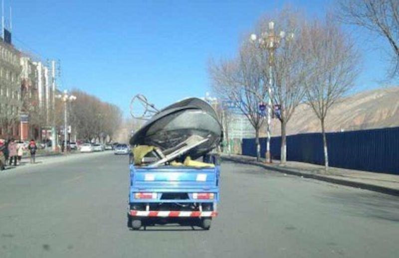 Confiscated satellite dishes are carted away by truck. Photo courtesy of an RFA listener.