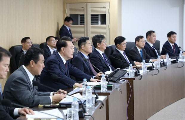 윤석열 한국 대통령이 18일 긴급 국가안전보장회의(NSC) 상임위원회에서 북한의 장거리 탄도미사일 발사에 대한 대응 방안을 지시하고 있다.