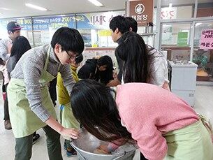 지난 18일 춘천 문화 탐방에 참여한 남북한 청소년들이 막국수 만들기 체험을 하고 있다.