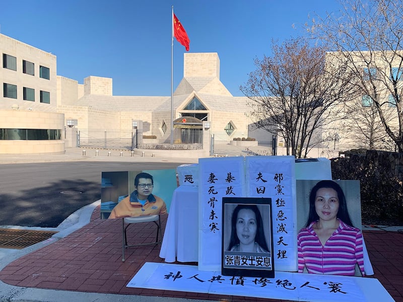 基督教团体“对华援助协会”（ChinaAid）1月27日到中国驻美大使馆前主办抵制种族灭绝奥运会的抗议活动，并呼吁中共释放郭飞雄、让张青安息。（记者郑崇生摄）