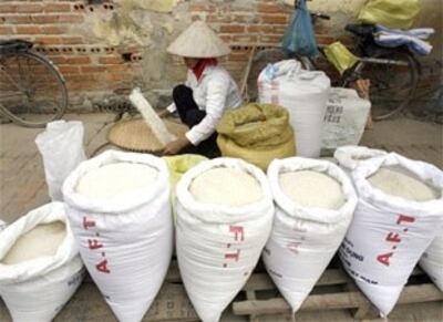 Giá gạo tăng cao, giới xuất khẩu được lợi, nhưng nông dân thì không.