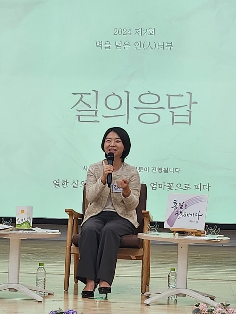관객들의 질문에 답하는 김은주 작가.jpg