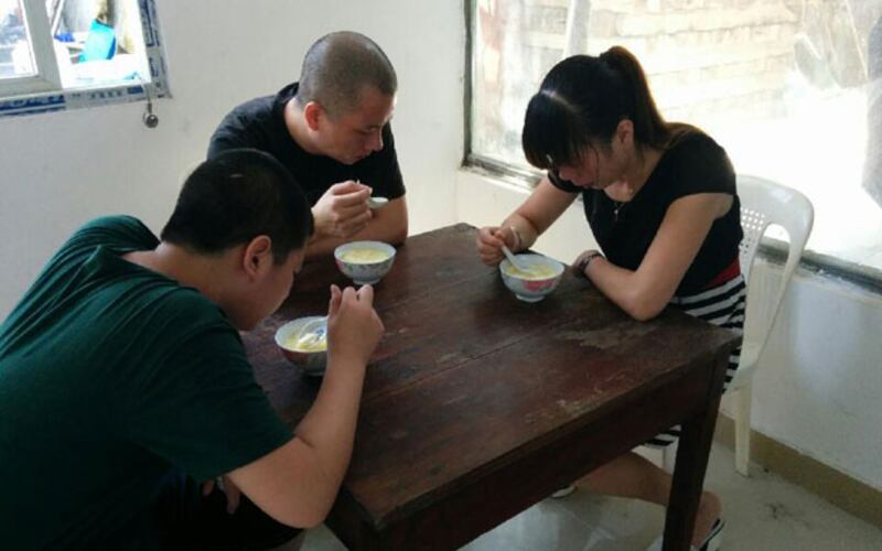 念斌和兒子及妻子一起吃喻意“太平”的蛋。（游精佑提供）