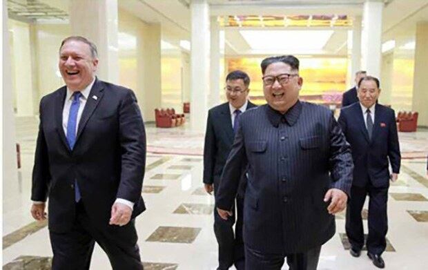 북한 김정은 국무위원장과 마이크 폼페이오 미국 국무장관이 함께 걷고 있는 모습. 