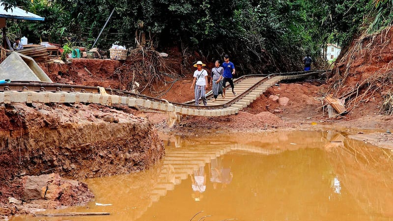 ၂၀၂၄ ခုနှစ် စက်တင်ဘာလ ၂၄ ရက်နေ့က သာစည်-ညောင်ရွှေ မီးရထားလမ်းပိုင်းတွင် ရေကြီးရေလျှံတာကြောင့် ကလောဘူတာနှင့် မြင်းဒိုက်ဘူတာကြား ပျက်စီးနေသည့် ရထားလမ်းအားတွေ့ရစဉ်။ (Photo : RFA)