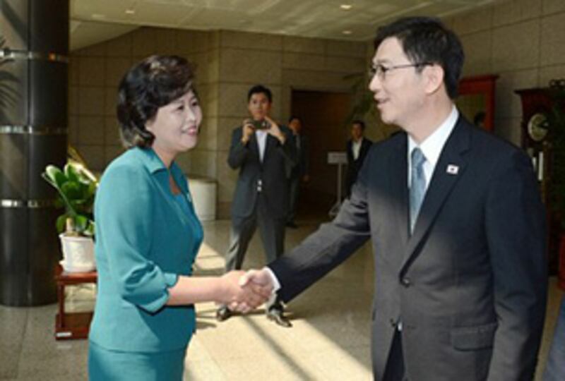 북측 수석대표를 맡은 김성혜 조국평화통일위원회 서기국 부장과 남측 실무접촉 수석대표인 천해성 통일부 통일정책실장이 악수를 하고 있다. AFP PHOTO