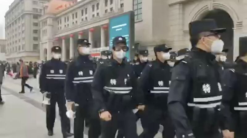 警察在武汉汉口火车站外巡逻。（美联社）
