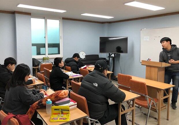 남북사랑학교 학생들이 새로 이사한 학교 교실에서 겨울방학 보충 수업을 받고 있다.