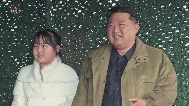 북한이 지난해 11월 18일 김정은 국무위원장의 지도 아래 신형의 대륙간탄도미사일 화성-17형을 시험 발사했다고 조선중앙TV가 20일 보도했다. 사진은 조선중앙TV가 이날 추가로 공개한 김정은 국무위원장과 꼭 닮은 딸.