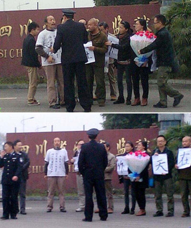 3月27日，汶川地震維權人士譚作人刑滿出獄，十多名來自各地的維權人士到名山監獄迎接，眾人拉橫幅拍照遭警方阻止。（照片來自中國天網）