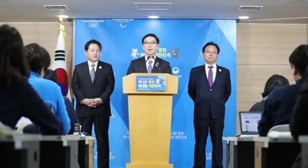 천해성 통일부 차관(가운데)이 17일 오후 서울 세종로 정부서울청사에서 북한의 평창동계올림픽 참여를 위한 차관급 실무회담에서 채택한 11개항의 공동보도문을 발표하고 있다.