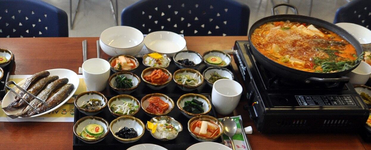 전라남도 도청 구내식당에서 열린 참조기 시식회에 참조기를 이용한 찌개와 구이 등이 차려져 있다. 이날 시식회에는 전남 해양수산과학원 참조기 산업 연구센터에서 양식에 성공한 참조기를 이용해 만든 죽, 찌개, 구이 등이 식탁에 올랐다.
