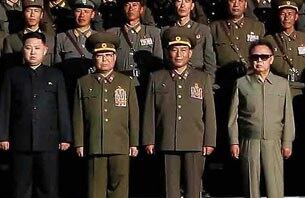 북한의 김정일 국방위원장이 후계자인 김정은 당 중앙군사위 부위원장을 대동하고 당 창건 65주년을 기념해 미사일부대로 알려진 인민군 851부대를 방문, 군 부대 훈련을 참관한뒤 기념촬영하고 있다. 사진 왼쪽부터 김정은 당 중앙군사위 부위원장, 김영춘 국방위 부위원장 겸 인민무력부장, 리영호 당 정치국 상무위원 겸 군 총참모장, 김정일 국방위원장.