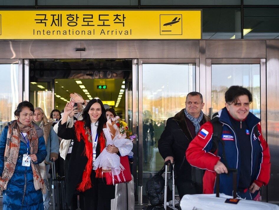 지난해 2월 평양 국제공항에 도착한 러시아 관광객들이 여객터미널 바깥으로 나오고 있다.