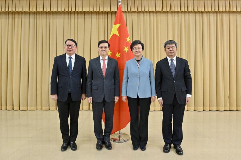 （左起）政務司司長陳國基、李家超、國家人力資源和社會保障部部長王曉萍、國家人力資源和社會保障部副部長吳秀章合照。（港府新聞處）