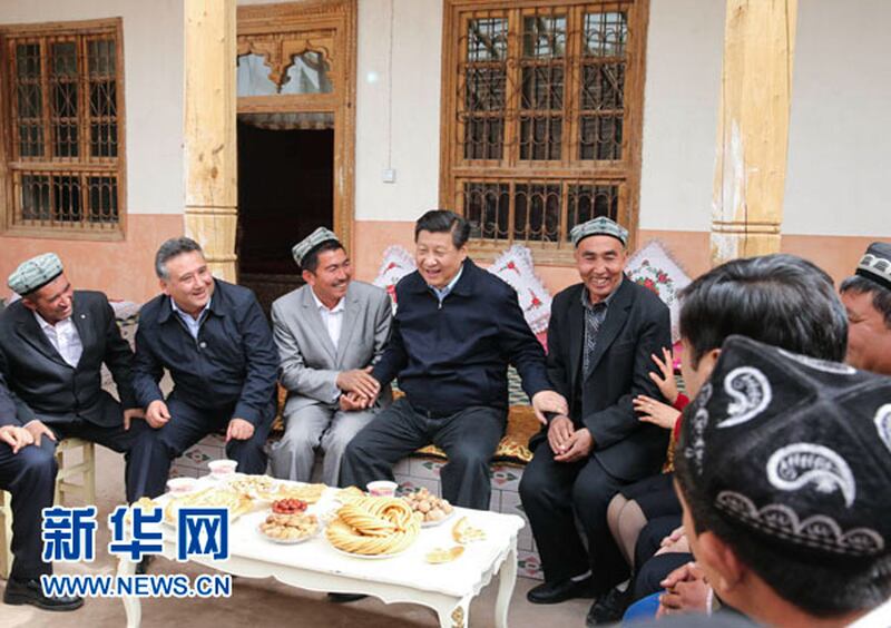 خىتاي رەئىسى شى جىنپىڭ كوناشەھەر ناھىيەسى توققۇزاق بازىرى ئاياغ مەڭگەن يېزىسىدىكى ئابدۇقېيۇم روزىنىڭ ئۆيىدە سۆھبەتتە. 2014-يىلى 28-ئاپرېل، كوناشەھەر