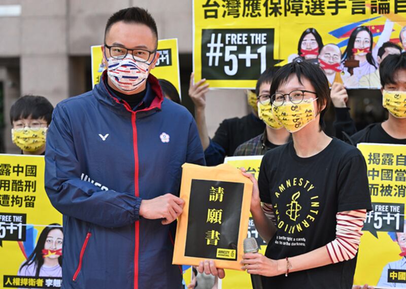 2022年1月26日，中華奧會副秘書長吳國譽（左）接收請願書。（鍾廣政 攝）