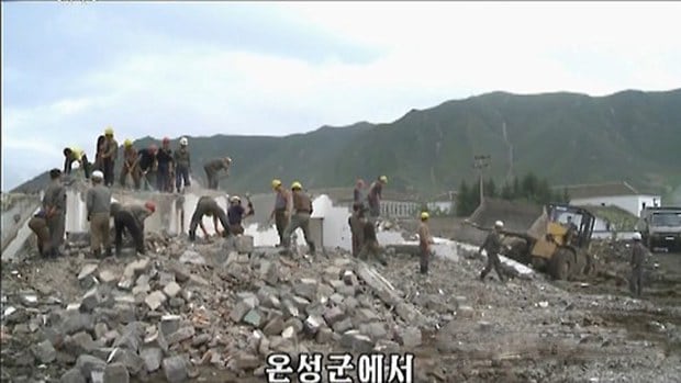 함경북도안의 건설자들이 홍수 피해를 입은 온성군 남양노동자구에서 복구전투를 벌이고 있다.
