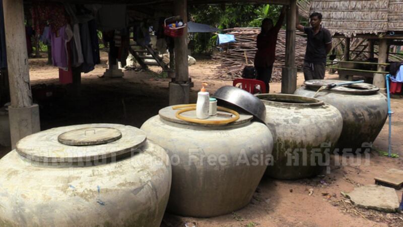 ពាង​ទឹក​របស់​អ្នក​ភូមិ​ព្រៃខ្មែរ ឃុំ​រលាប្អៀរ ស្រុក​រលាប្អៀរ ខេត្ត​កំពង់ឆ្នាំង។ រូបថត​ថ្ងៃ​ទី​២២ ខែ​សីហា ឆ្នាំ​២០១៧។ 